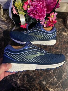 Brooks Ghost 12
Dynamic
Comfort/Athletic
Lifestyle Shoes
Size 8.5 for Women